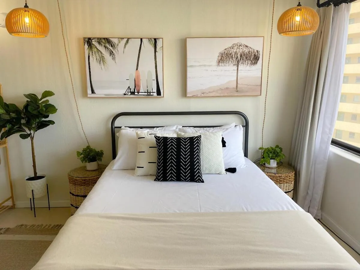 Modern Surf Chic Studio In Waikiki Honolulu