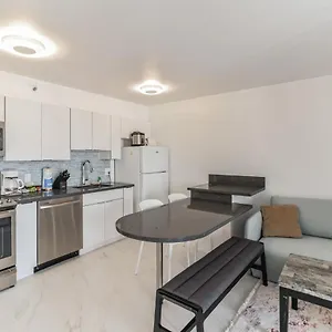 Sea View At The Waikiki Banyan - Free Parking! Apartment